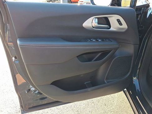 Used 2025 Chrysler Pacifica Limited FWD image 12