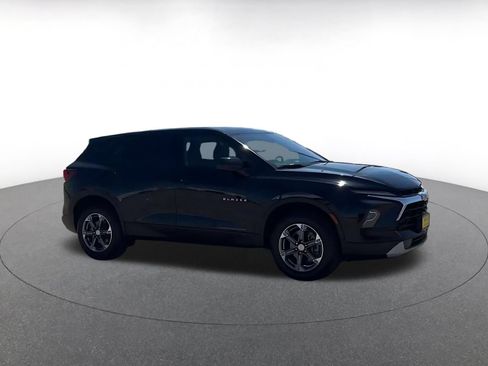 Used 2025 Chevrolet Blazer LT FWD image 2