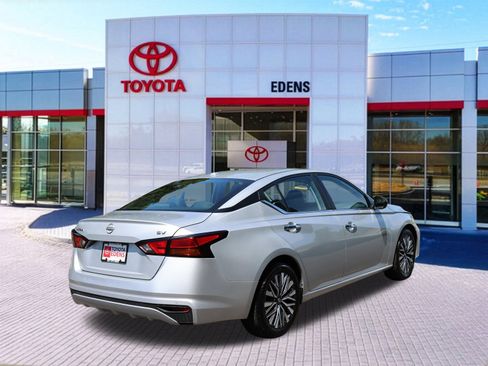Used 2024 Nissan Altima 2.5 SV FWD image 3