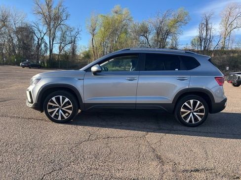 Used 2022 Volkswagen Taos SE image 2