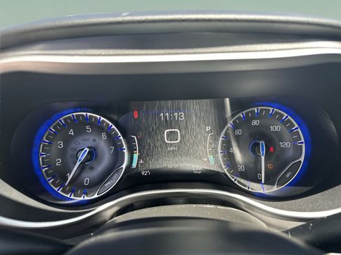 Certified 2024 Chrysler Pacifica Touring-L FWD image 31