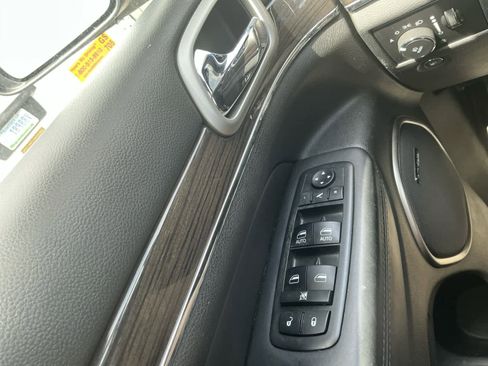 Used 2018 Jeep Grand Cherokee Overland AWD/4WD image 15