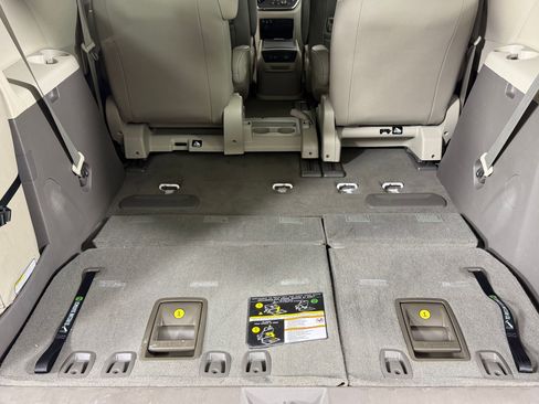 Used 2019 Toyota Sienna XLE w/ XLE Navigation Package FWD image 24