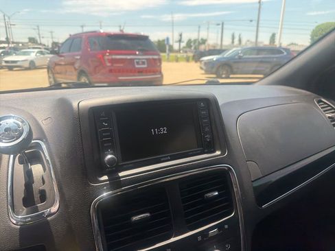 Used 2020 Dodge Grand Caravan SE FWD image 14