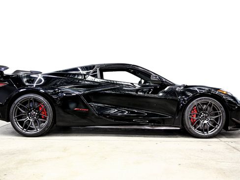 Used 2024 Chevrolet Corvette Z06 w/ Z07 Performance Package RWD image 72