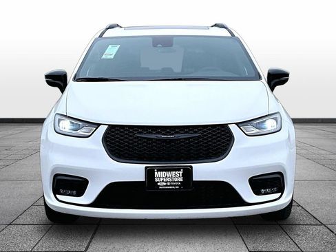 Used 2025 Chrysler Pacifica Limited FWD image 3