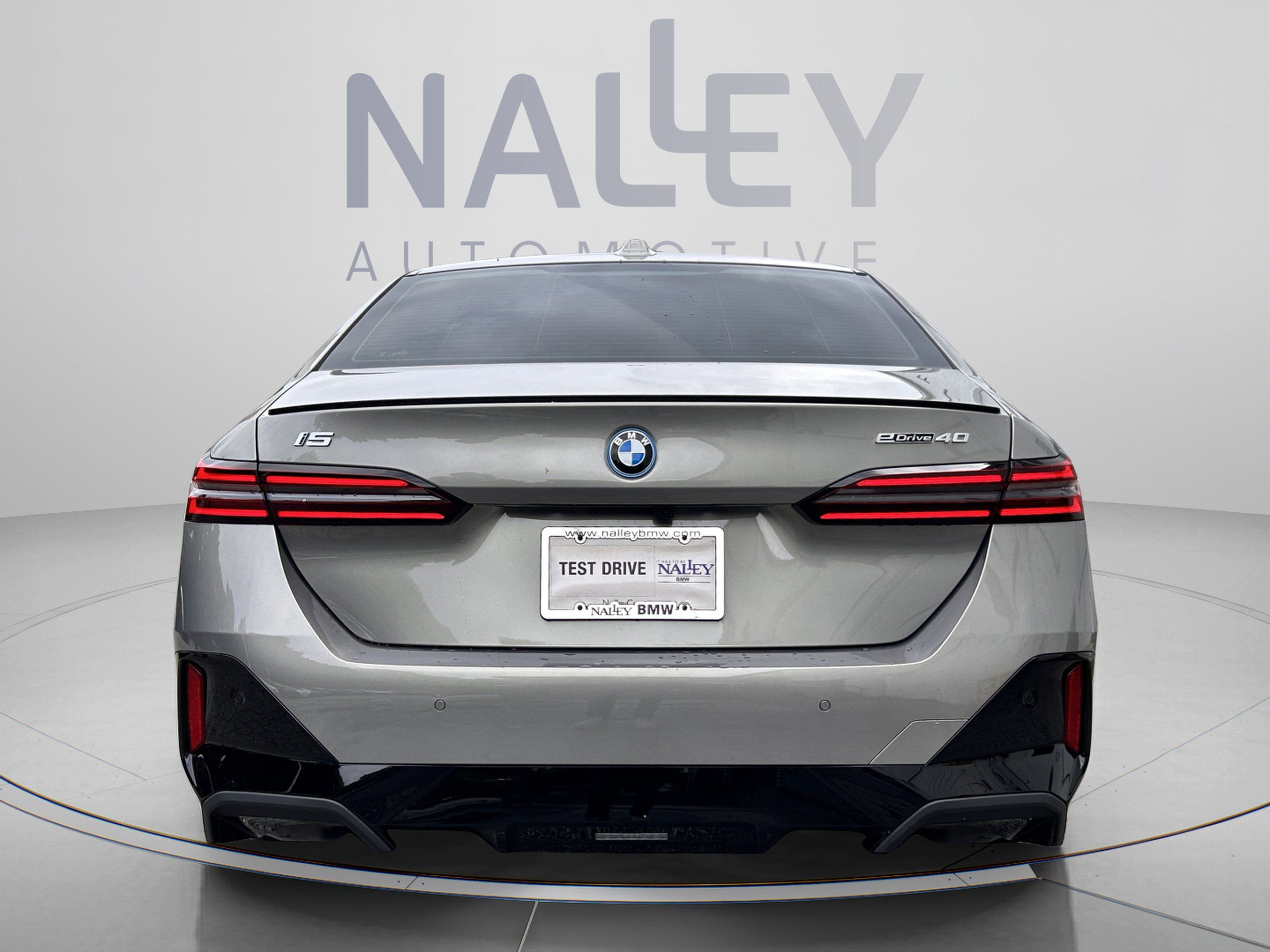 Used 2027 BMW i5 eDrive40 w/ M Sport Package RWD image 3