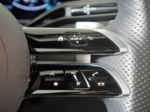 Used 2025 Mercedes-Benz GLC 350e 4MATIC image 19
