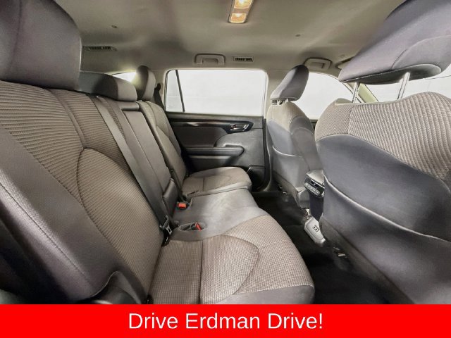 Used 2022 Toyota Highlander LE FWD image 28