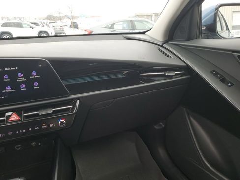 Used 2023 Kia Niro SX Touring image 28