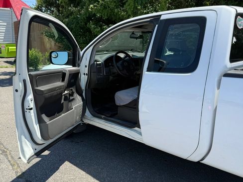 Used 2005 Nissan Titan XE AWD/4WD image 25
