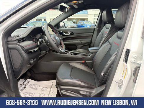 Used 2025 Jeep Compass Trailhawk AWD/4WD image 9