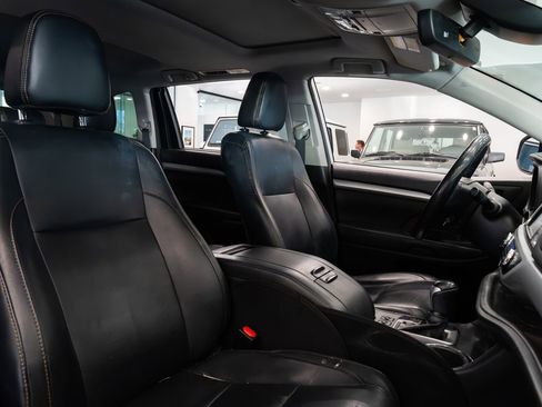 Used 2018 Toyota Highlander XLE AWD/4WD image 11