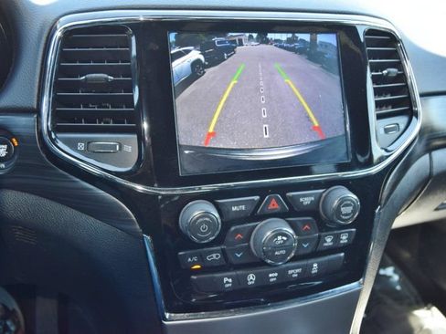 Used 2020 Jeep Grand Cherokee Laredo AWD/4WD image 29