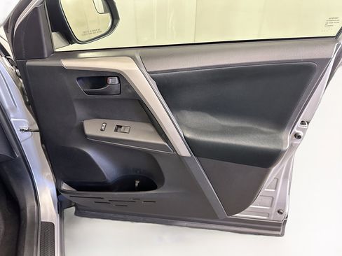 Used 2016 Toyota RAV4 LE image 29