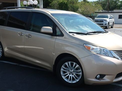 Used 2011 Toyota Sienna XLE w/ Premium Pkg image 4