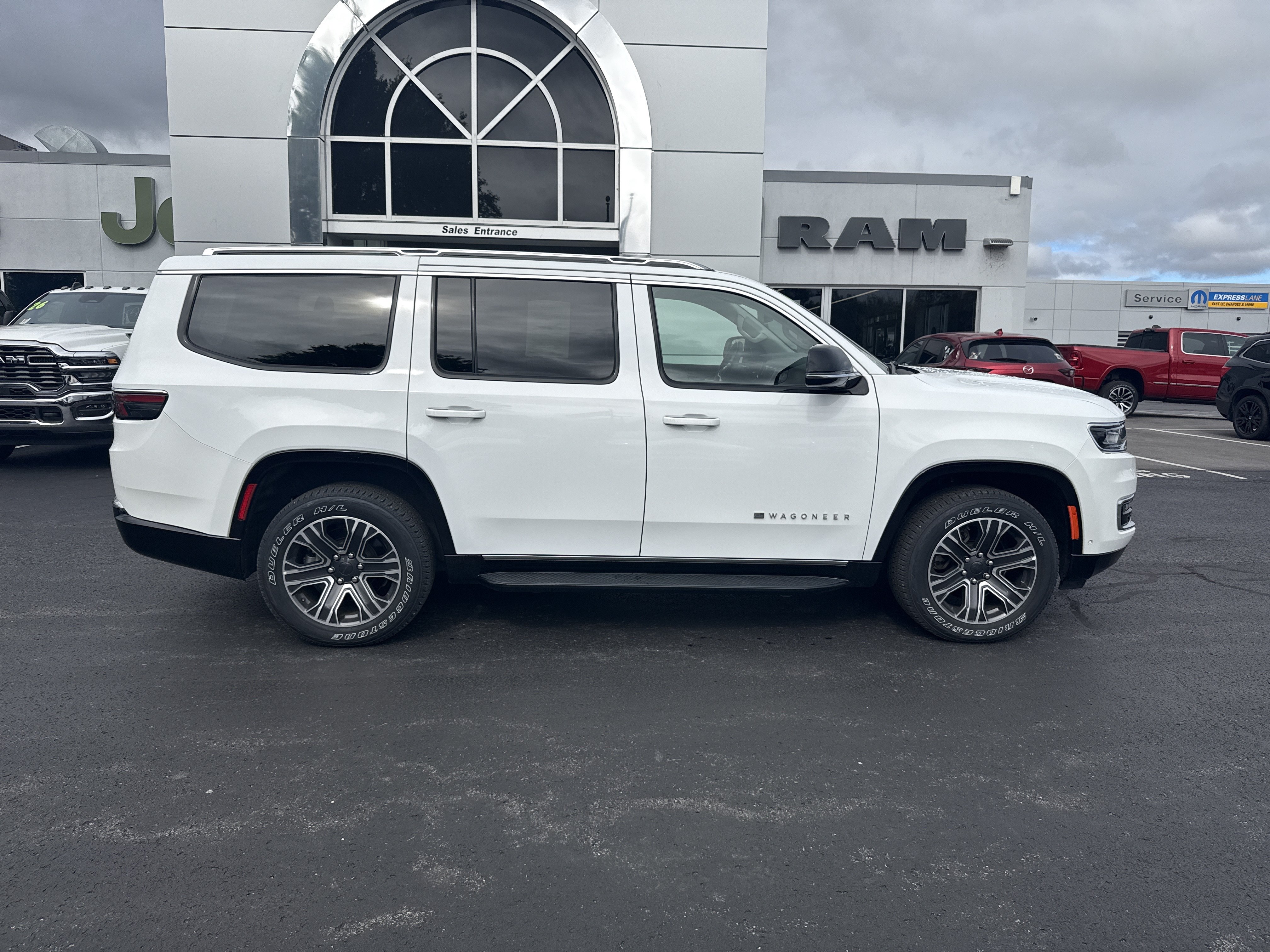 Used 2024 Jeep Wagoneer Series II AWD/4WD image 2