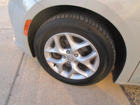 Used 2017 Chrysler Pacifica Touring-L w/ Tire & Wheel Group image 21