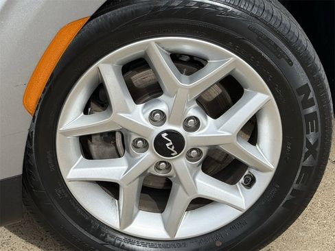 Used 2023 Kia Soul LX w/ LX Technology Package image 9