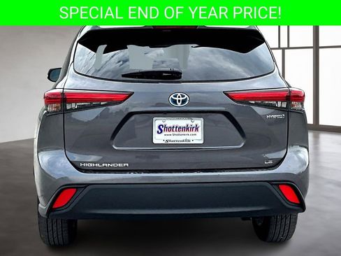 Used 2021 Toyota Highlander LE image 5