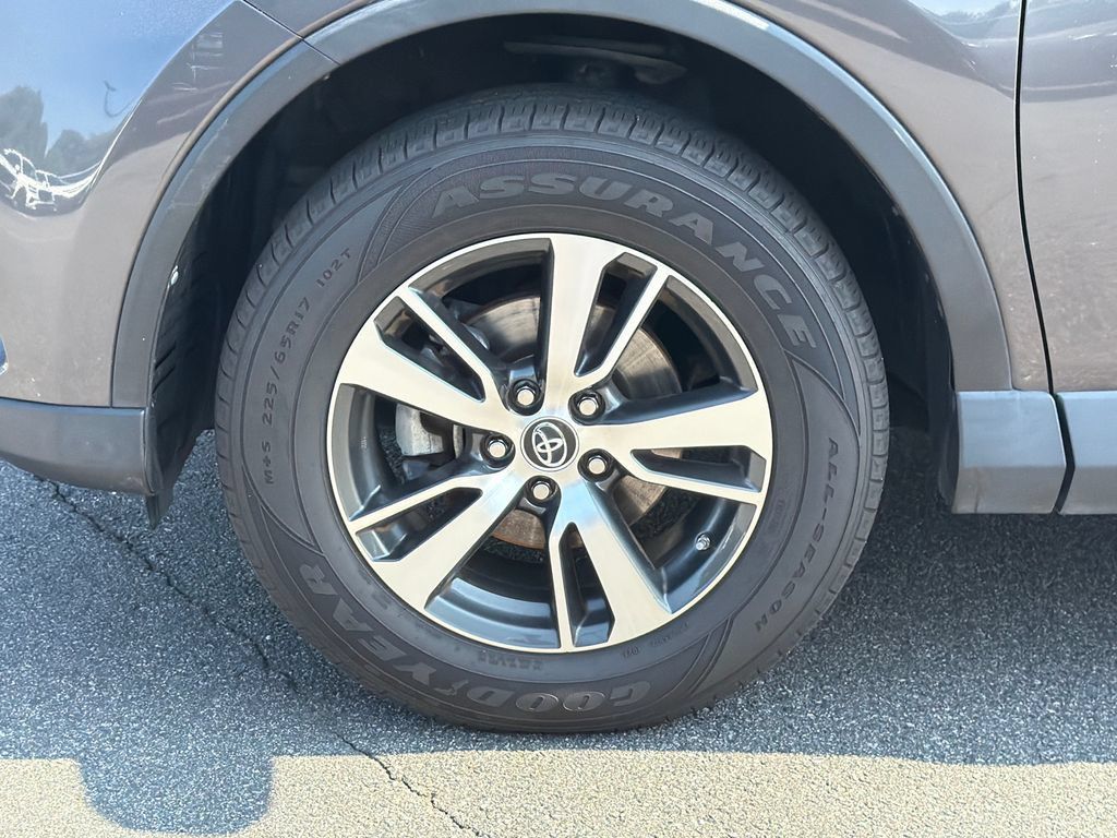 Used 2016 Toyota RAV4 XLE AWD/4WD image 13