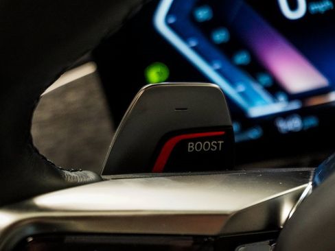 Used 2023 BMW 760i xDrive w/ Executive Package image 22