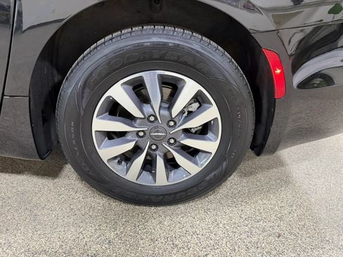 Used 2023 Chrysler Pacifica Touring-L FWD image 66