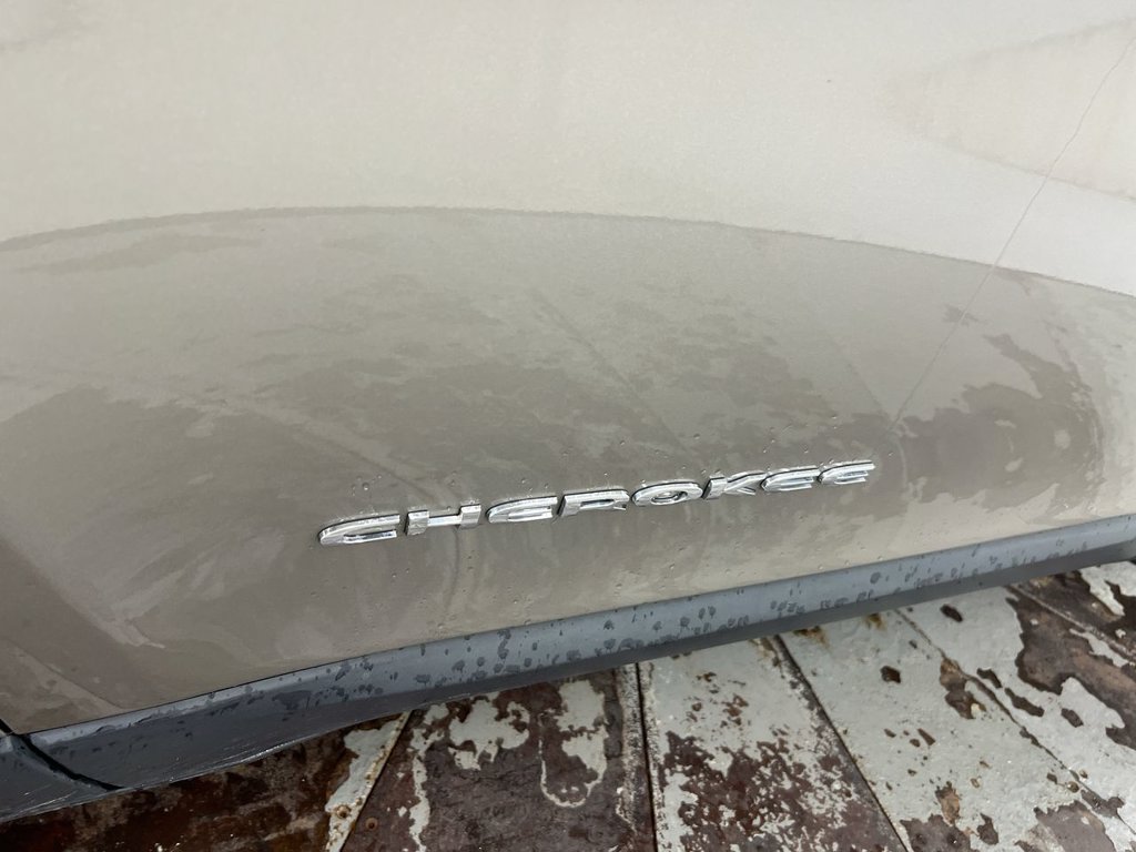 Used 2019 Jeep Cherokee Limited AWD/4WD image 25