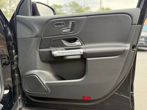 Used 2024 Mercedes-Benz GLB 250 4MATIC image 35