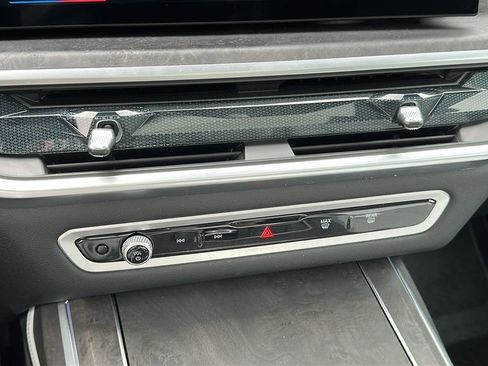 Used 2025 BMW X7 xDrive40i w/ Premium Package image 18