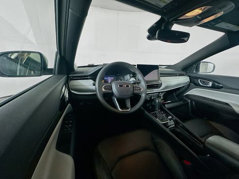 Used 2025 Jeep Compass Limited image 18