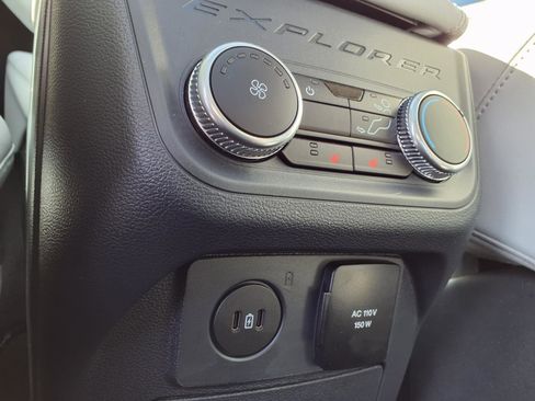 Used 2025 Ford Explorer Platinum w/ Ultimate Package image 24