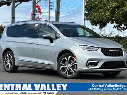 New 2026 Chrysler Pacifica Pinnacle w/ Trailer Tow Group