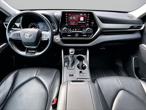Used 2021 Toyota Highlander XLE FWD image 14