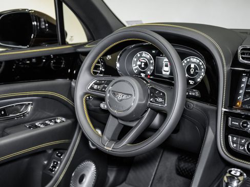 Used 2025 Bentley Bentayga image 31