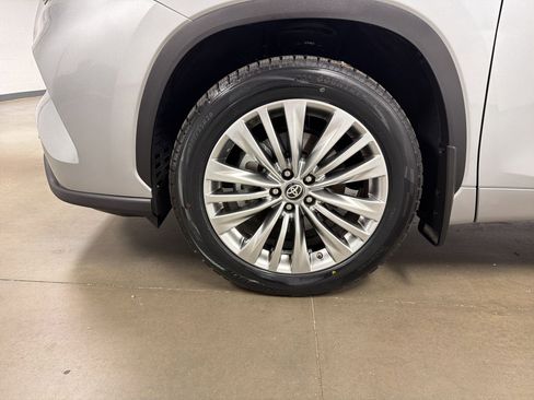Used 2024 Toyota Highlander Platinum FWD image 11