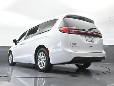 Used 2025 Chrysler Pacifica Select FWD image 53