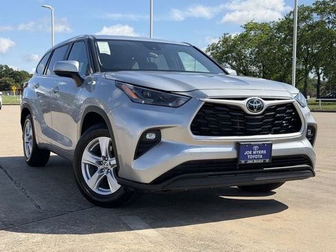 Used 2024 Toyota Highlander LE FWD image 2