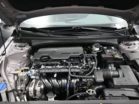 Used 2025 Hyundai Elantra SEL image 19