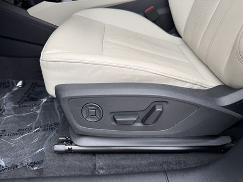 Used 2025 Audi Q6 e-tron Premium RWD image 33