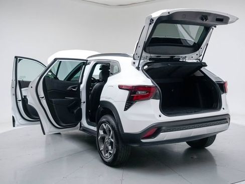 Used 2025 Chevrolet Trax LT FWD image 20