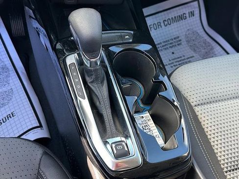 Used 2025 Chevrolet Trax LT w/ Sunroof Package image 24