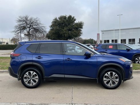 Used 2021 Nissan Rogue SV image 3
