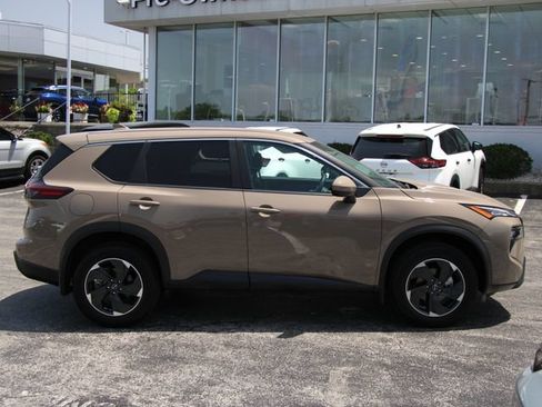 Used 2024 Nissan Rogue SV AWD/4WD image 10