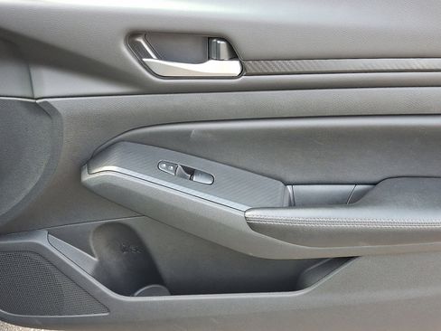 Used 2024 Nissan Altima 2.5 SV image 10