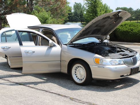 Used 2002 Lincoln Town Car Executive RWD image 7