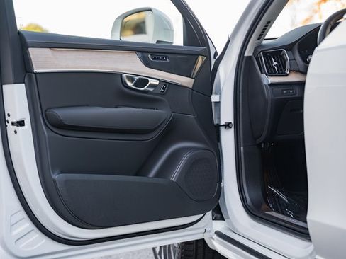 Used 2025 Volvo XC90 T8 Plus w/ Protection Package Premier image 32