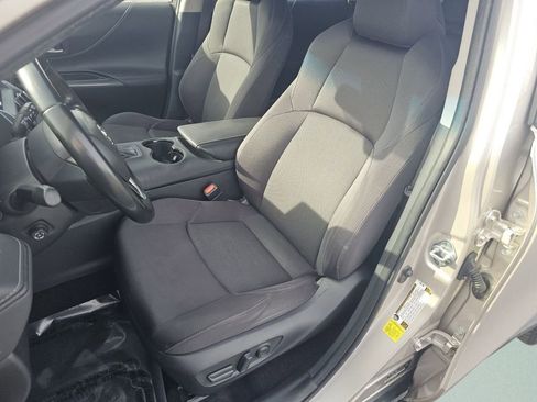Used 2024 Toyota Venza LE AWD/4WD image 6