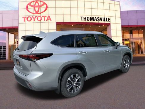 New 2024 Toyota Highlander XLE FWD image 5