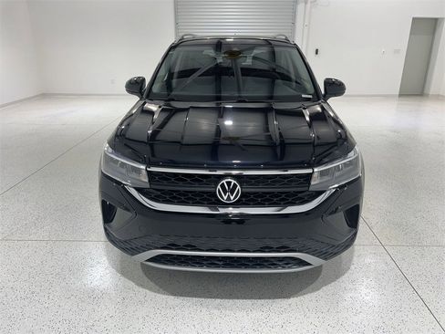 Used 2022 Volkswagen Taos SE image 3